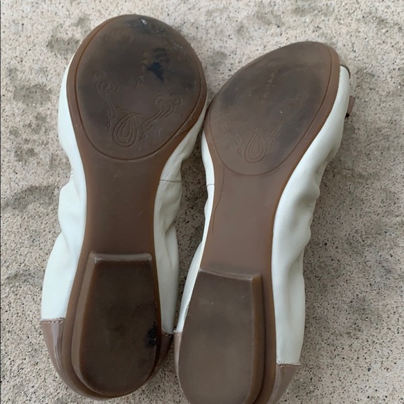 💚Tahari Two Tone Tan & Beige Ballet Flats Size 6 - Picture 4 of 7